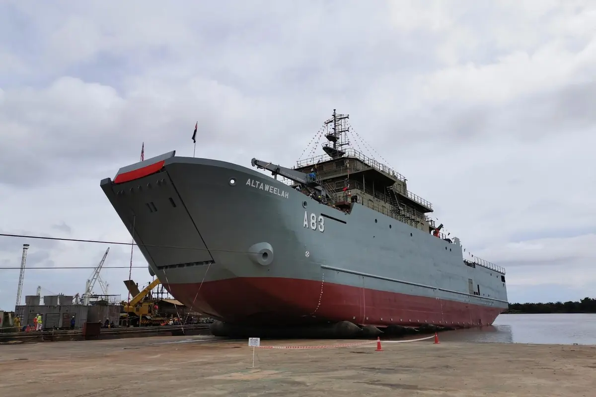 Vessel on a slipway, the marine electrical distribution and control package supplied for it